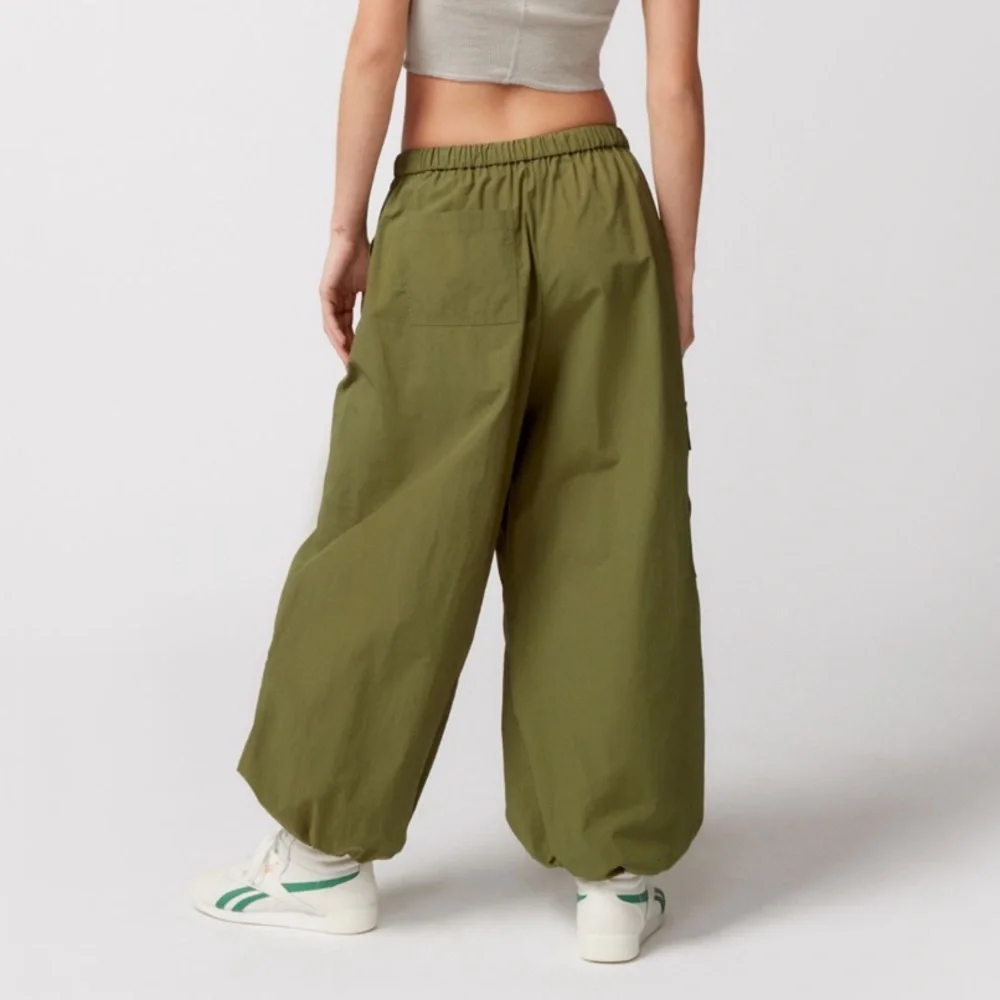 urban outfitters jana nylon balloon cargo pant - Picture 2 of 9